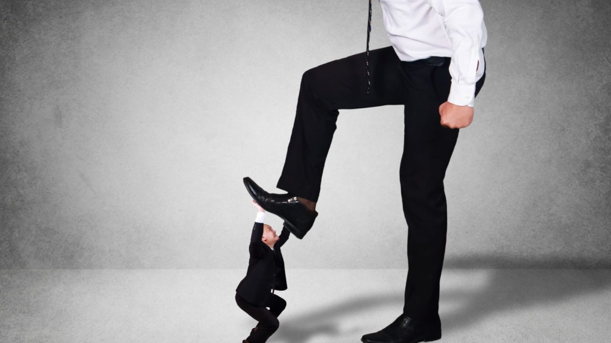 Fouler aux pieds